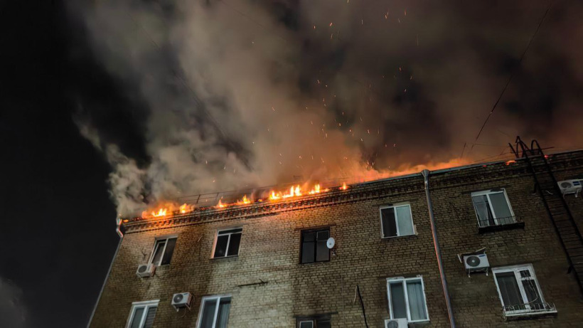 При возгорании крыши пятиэтажки в центре Саратова пострадала женщина. Погорельцев разместили в ПВР