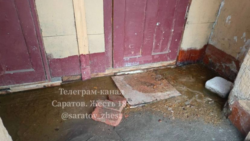 Жильцы показали затопленный нечистотами дом в энгельсской Летке, о расселении которого отчитался Бусаргин