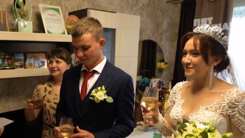 Пара из Саратова с «невестой-королевой» провалилась на программе «Четыре свадьбы»
