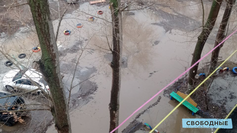 Администрация начала откачку талых вод с затопленных дворов в Энгельсе