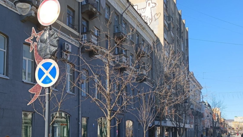 В центре Саратова закрыли пакетом знак запрета езды на электросамокатах
