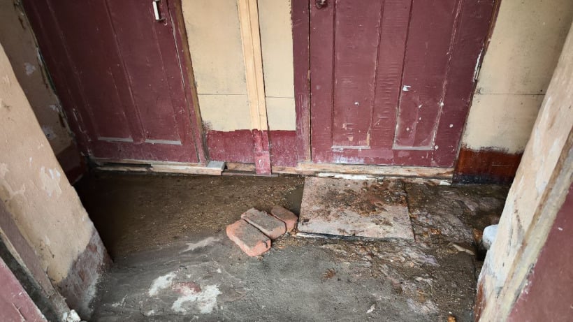 Энгельсские чиновники рассказали, почему в расселенном аварийном доме Летки продолжают жить люди