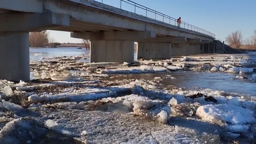 После подрыва льда на реке Алтата уровень воды у Дергачей быстро снизился