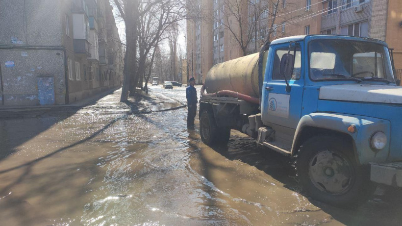 Откачку воды из затопленного двора на энгельсской улице Василевского взяла на контроль прокуратура