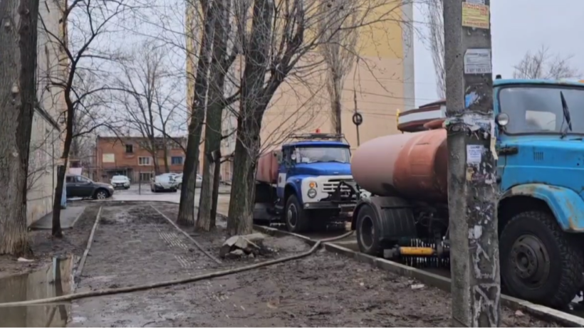 Энгельсский чиновник: Воду откачивают из дворов на Василевского, но подходы к подъездам все еще затоплены