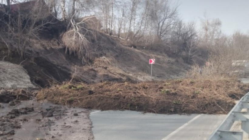 В Базарно-Карабулакском районе из-за оползня оказалась заблокирована трасса