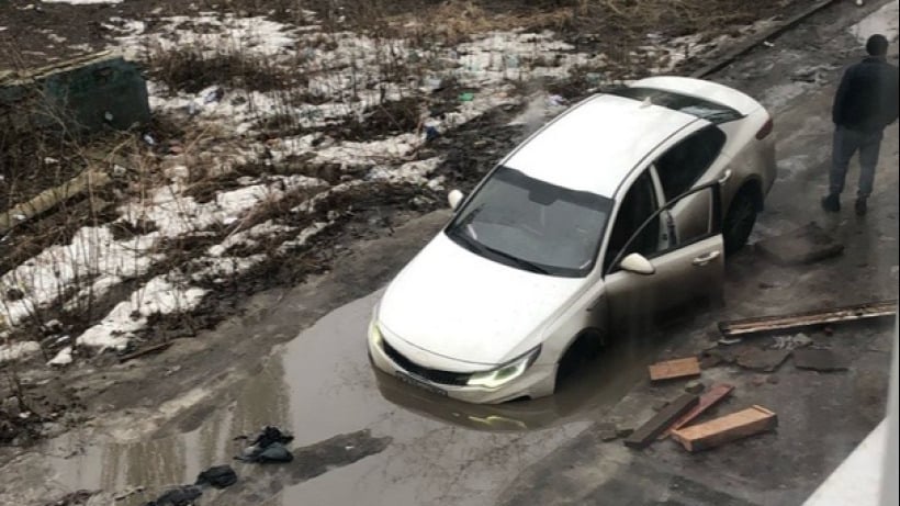 «Болотная вечеринка». В саратовском дворе иномарка провалилась в незаметную из-за лужи яму