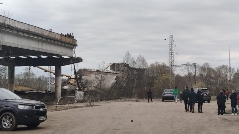 В Смоленской области во время движения машин обрушился мост
