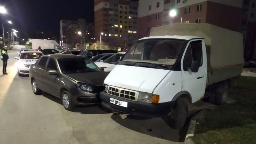 В Кировском районе водитель Lada Granta врезался в Kia Rio и сбил пешехода