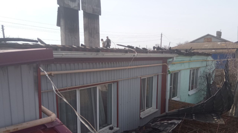 Под Саратовом пожарные тушили крышу жилого дома на два хозяина