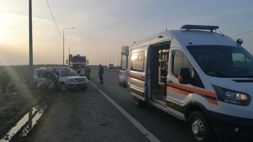 В Гагаринском районе Lada врезалась в фонарный столб. Пострадали семь человек