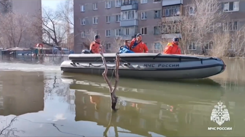 «Не теряйте время». Из-за паводка в Оренбурге мэр призвал к срочной массовой эвакуации