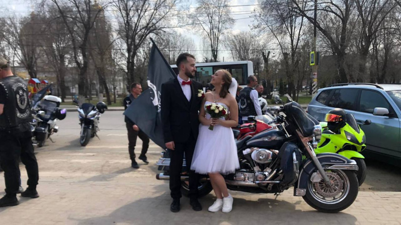 В День космонавтики пара байкеров из Энгельсе сыграла свадьбу сразу после мотопробега
