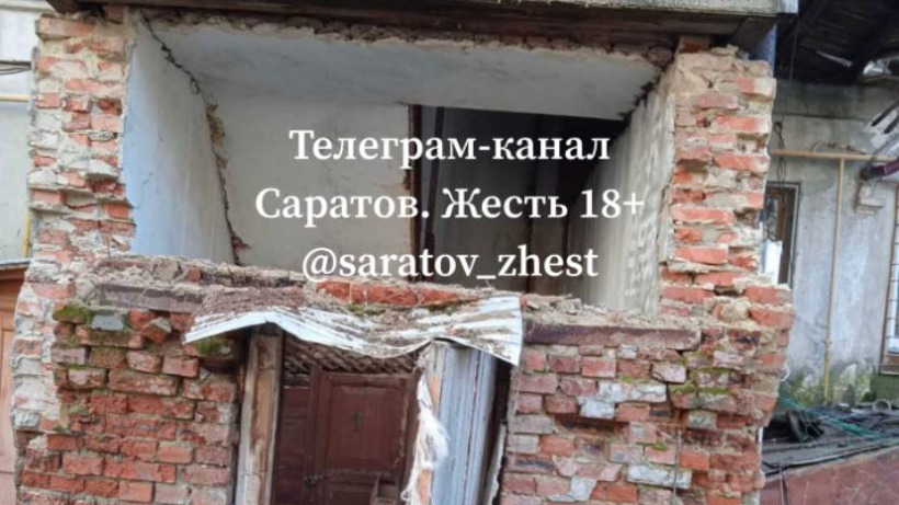 В центре Саратова рухнула крыша аварийного жилого дома