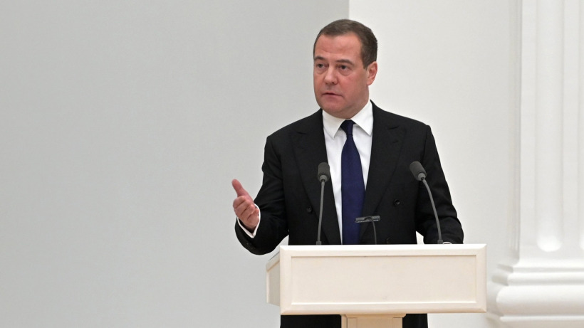 Медведев предложил по примеру США установить в РФ уголовную ответственность для иноагентов и довести их число до тысяч