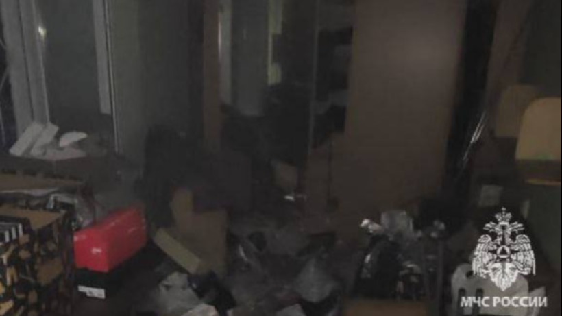 Ночью пожарные спасли саратовчанку из полыхающей квартиры