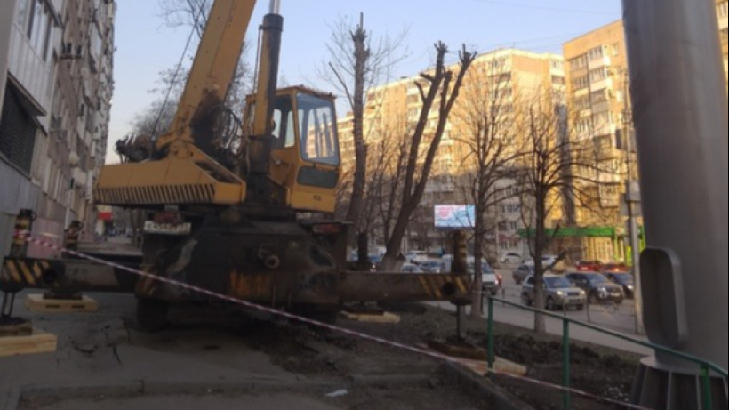 В Саратове при установке рекламного щита автокран уничтожил новый тротуар
