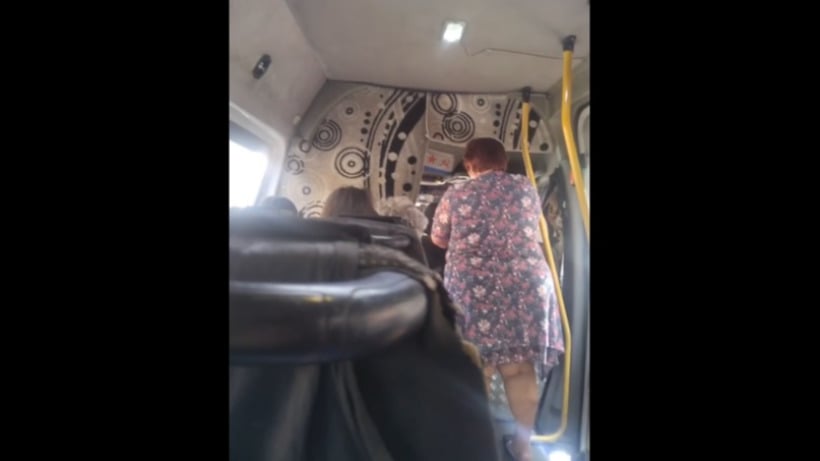 Водитель саратовской маршрутки обругал матом пассажирку, просившую пошире открыть дверь