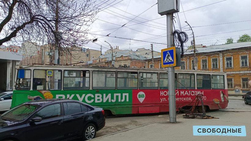 В центре Саратова у трамвая на ходу отвалился пантограф