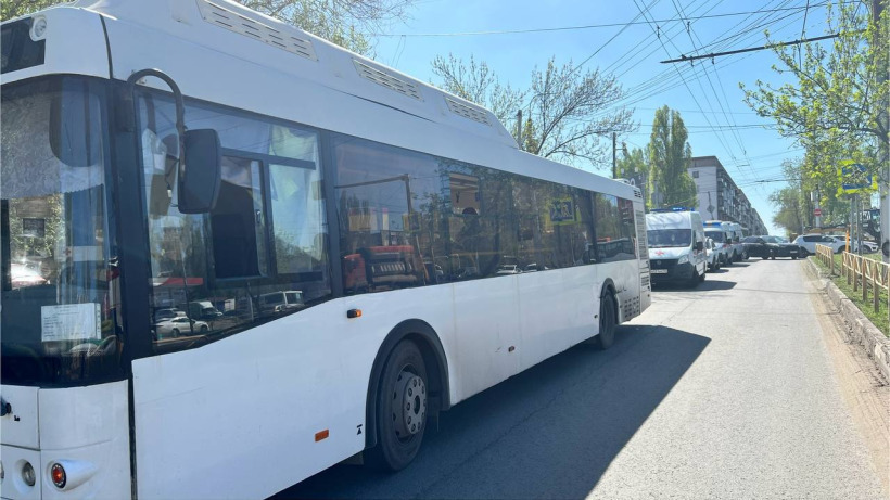 В Саратове автобус столкнулся с грейдером. Пострадали пять пассажиров