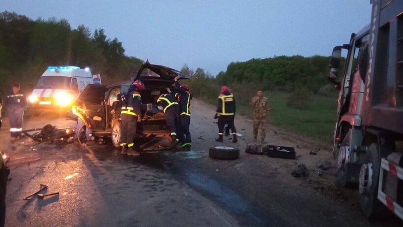 В Саратове столкнулись грузовик и BMW. Тело погибшего мужчины вырезали из машины
