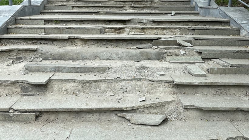 Саратовец показал разрушающуюся лестницу недавно отремонтированного моста через Глебучев овраг