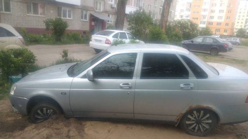 Саратовец попытался угнать машину, которую ремонтировал, но забуксовал на соседней улице