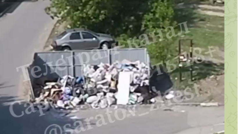 Саратовец снял на видео гору мусора на площадке для ТБО у дома по Волгоградской