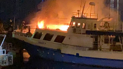 В Энгельсе загорелся катер. Спасатели эвакуировали из воды мужчину