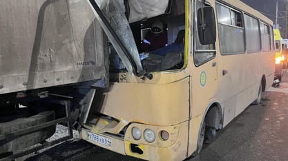 В Саратове автобус №75  врезался в грузовик. Пострадали 10 пассажиров