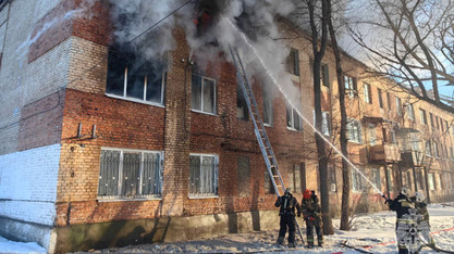 Семь пожарных расчетов тушат пожар в домах энгельсской Летки. Есть пострадавшие
