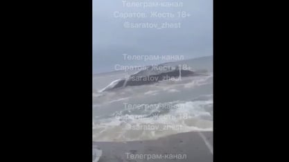 Очевидец снял на видео уничтоженный паводком участок трассы в Саратовской области