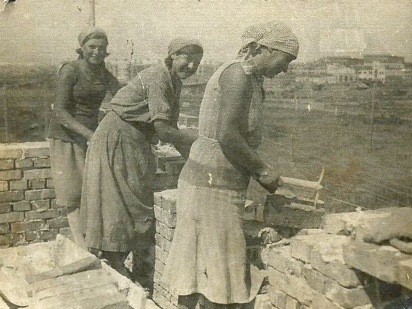 На строительстве лётного городка в Энгельсе. 15 июля 1934 года. Нюся (крайняя слева), Клава, Ганя