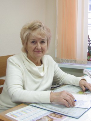 Пока работники бухгалтерии разносят платежки и уведомления, Тамара Струнова руководит кадровыми вопросами