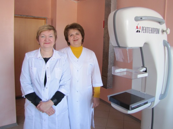 Главврач Марина Елесина (слева), рентген-лаборант Ирина Короткова. Своевременное обследование женщин с помощью нового маммографа снизило число выявлений онкопатологий