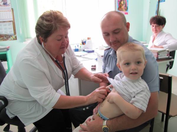 Елена Шумакова очень внимательна к маленьким пациентам