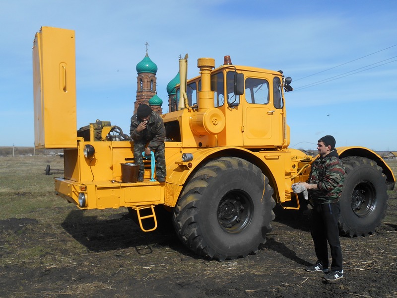 Механизаторы Владимир Шашков и Алексей Кузнецов готовят машины к работе в поле