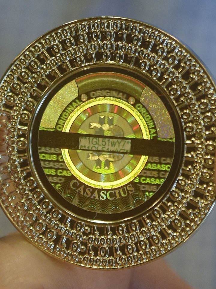 Биткойн-монета, выпущенная американской компанией Casascius Bitcoin Mint. Фото с сайта whotrades.com