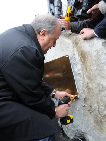Октябрь 2012-го. Валерий Радаев и закладной камень аэропорта в Сабуровке