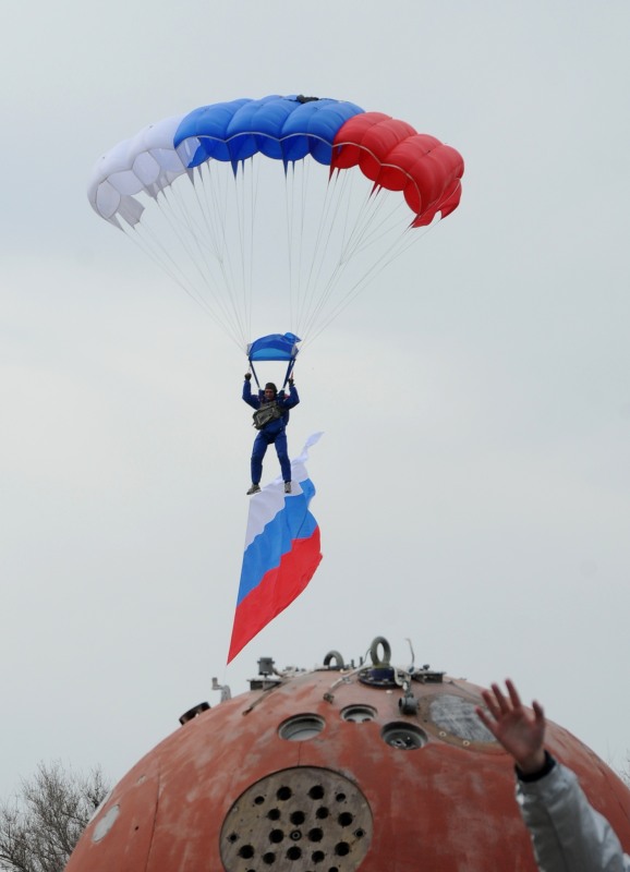 Показательные выступления вертолетчиков стали гвоздем празднования Дня космонавтики на Гагаринском поле