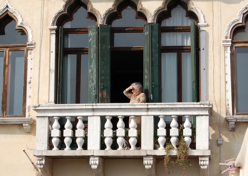 С венецианского балкона пожилая синьора любуется сказочной красоты видом.