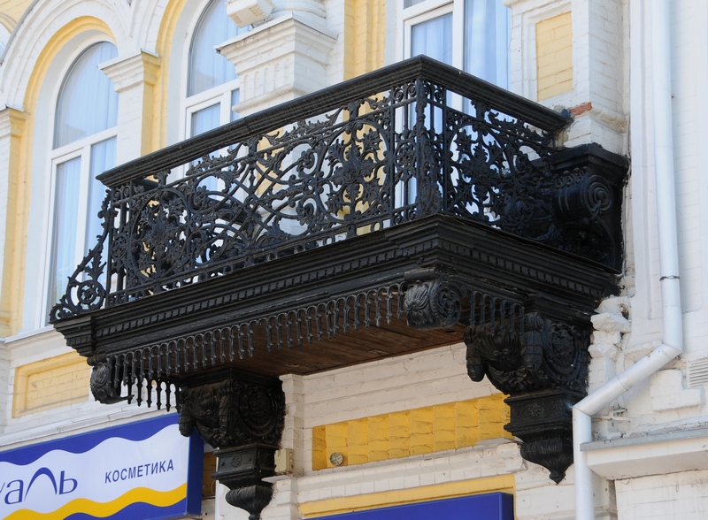 У нас в Саратове, бывшем купеческом городе, можно найти балконы ничуть не хуже венецианских