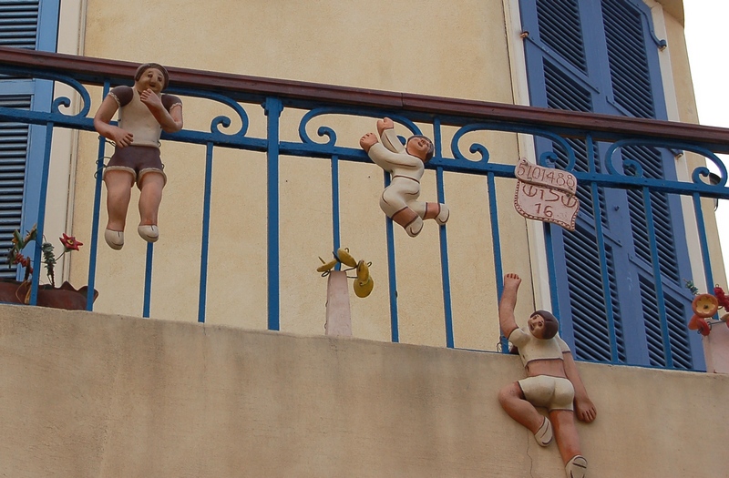 А вот балконы, украшенные всевозможными глиняными фигурками и статуэтками