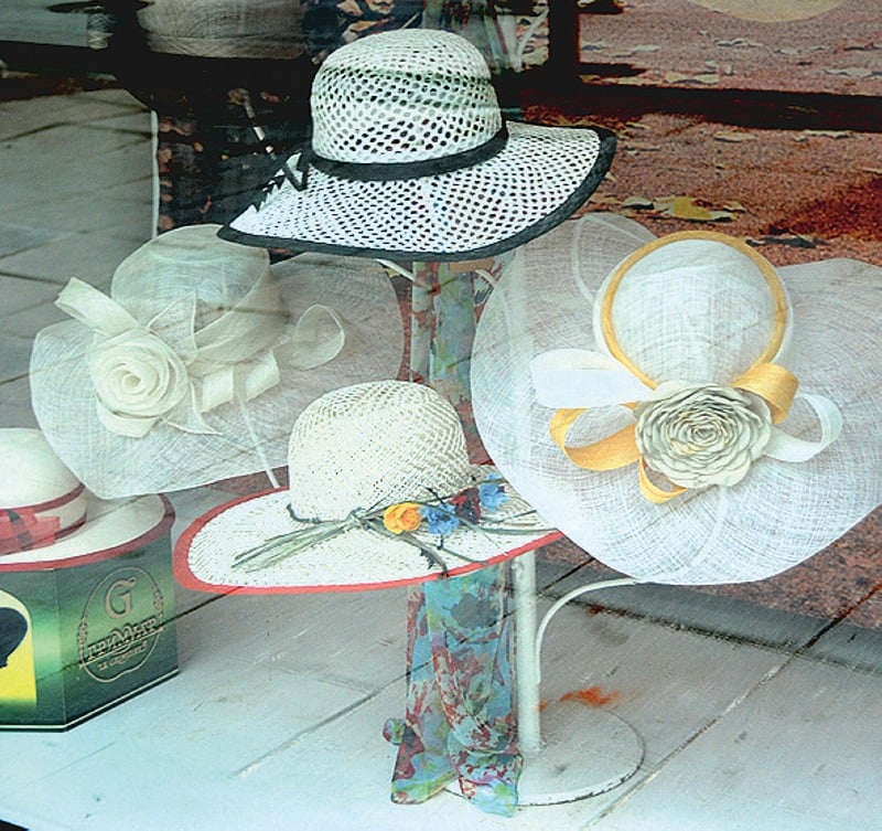 В жаркий летний день широкие поля шляпок защищают от солнечных лучей. Что в преклонном возрасте необходимо