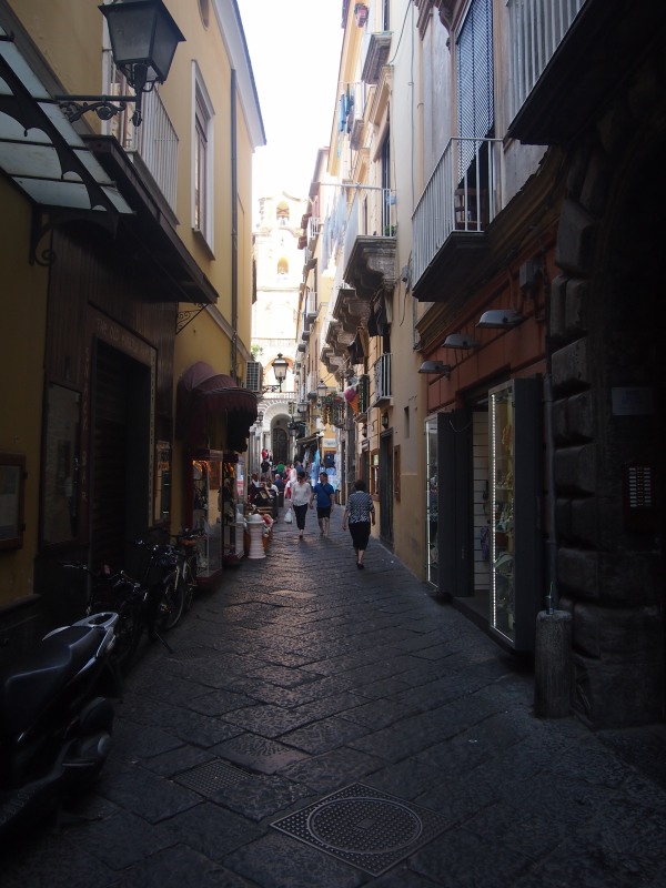 Это уже Неаполь, разница между нашим городком хорошо заметна. Ведь тут очень много туристов.