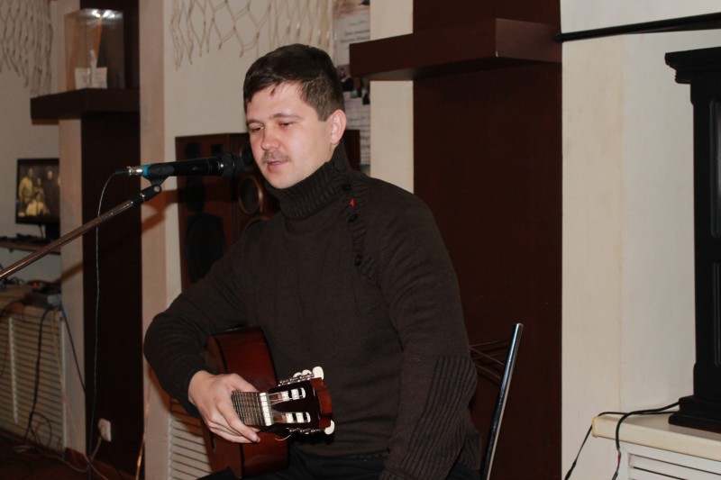 Сергей исполнил несколько стихотворений Есенина, положеных на музыку