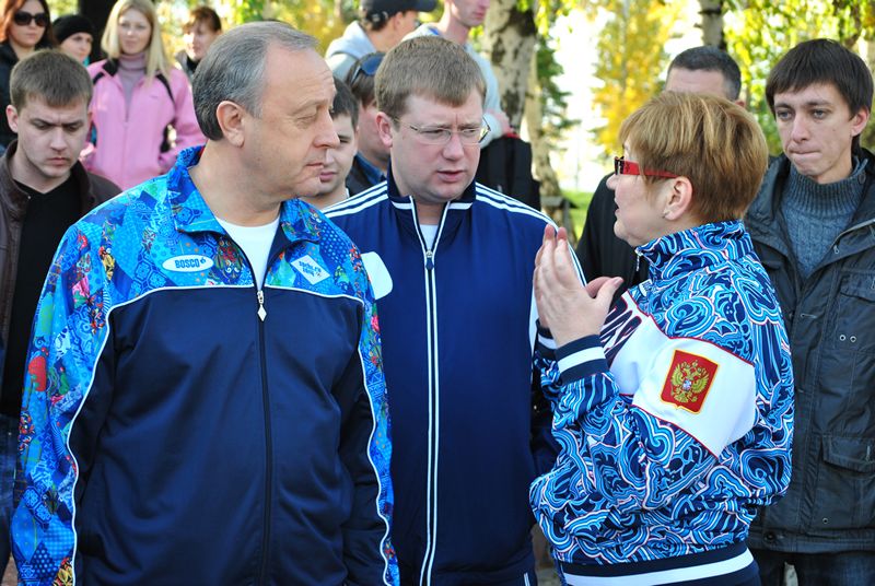 Губернатор и депутаты были одеты в спортивную форму с символикой «Сочи-2014»