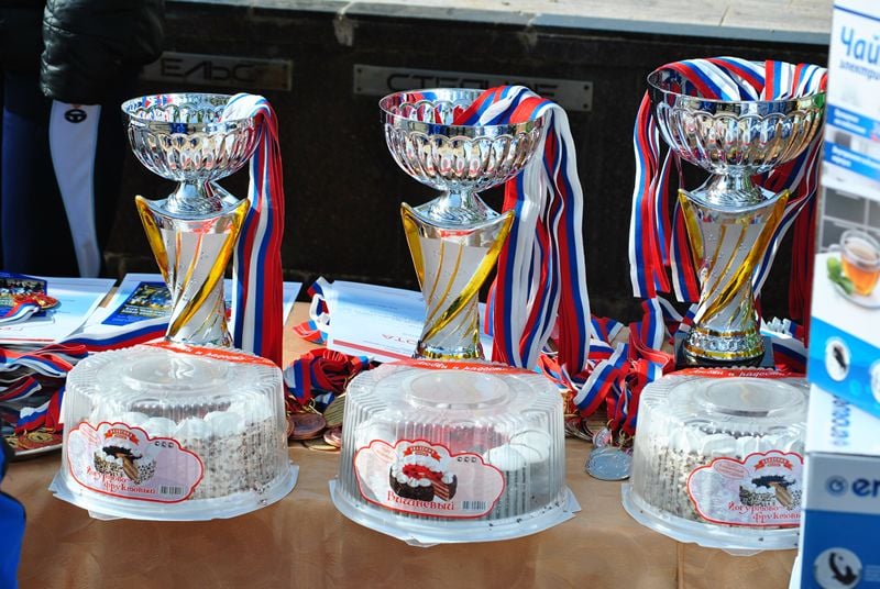 Победитей награждали кубками, почетными грамотами, медалями и электронной техникой