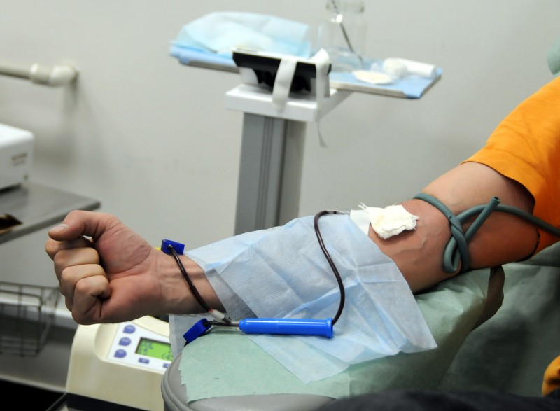 Многие из доноров сдают кровь постоянно.