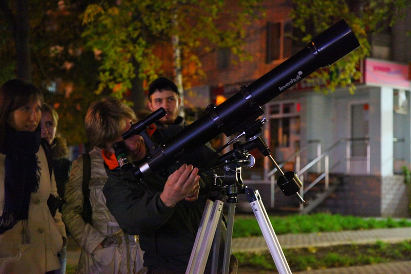 Один из организаторов проекта настраивает телескоп